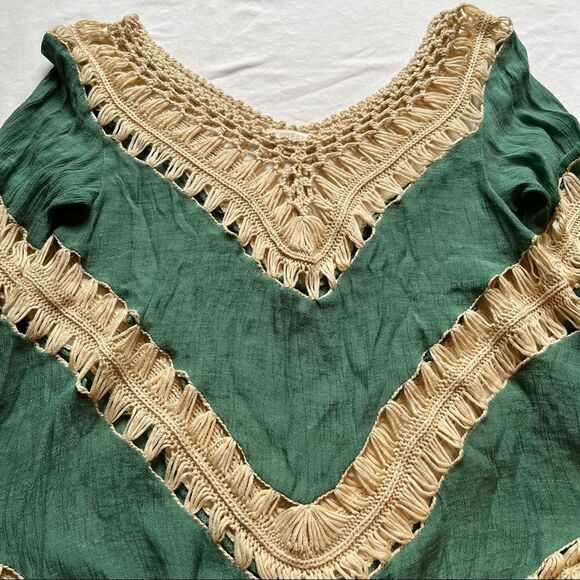 Beautiful Umgee Boho long sleeve blouse with yarn, Medium green and cream V neck - Picture 5 of 7